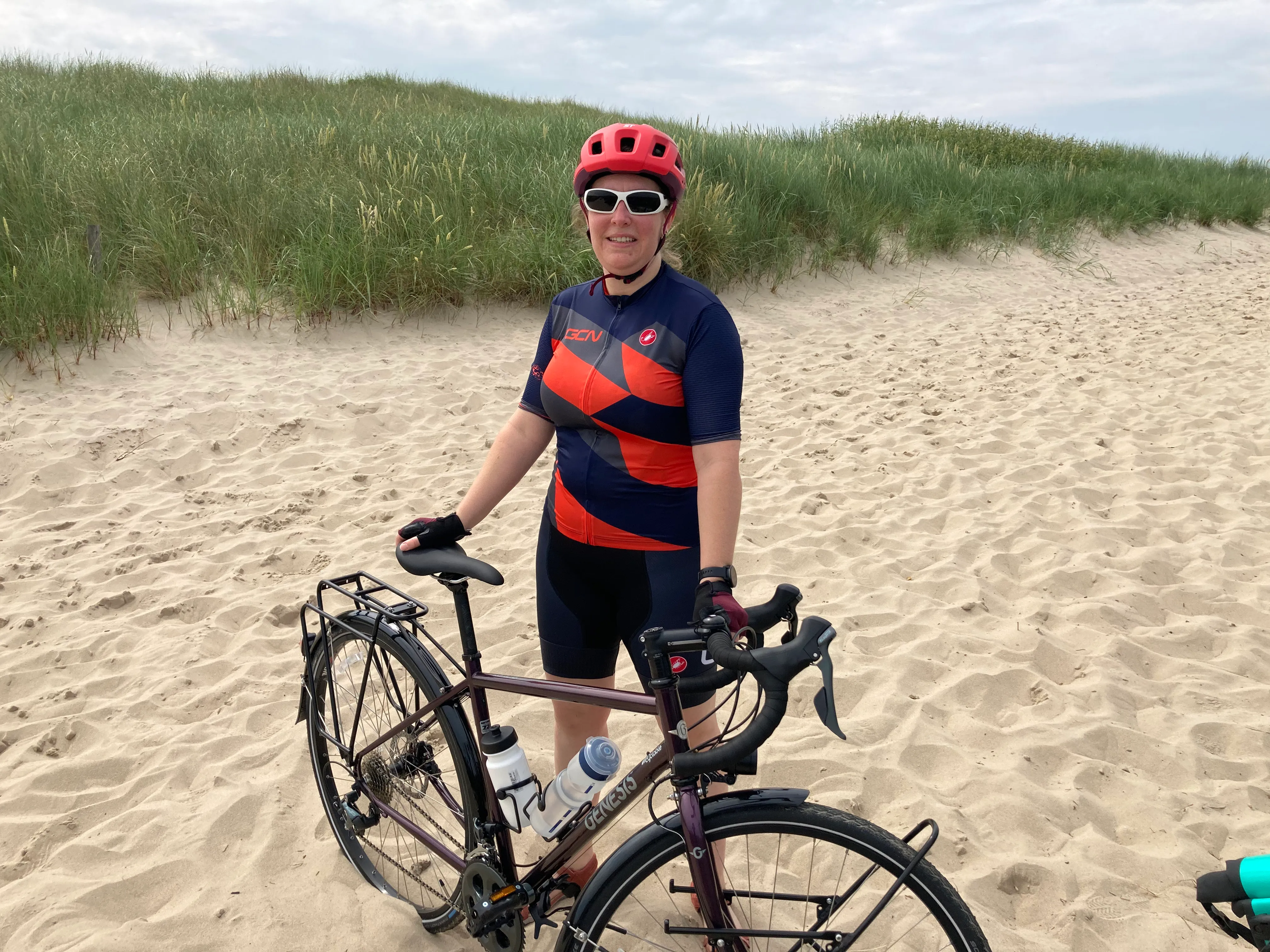 Marie sur la plage avec son vélo